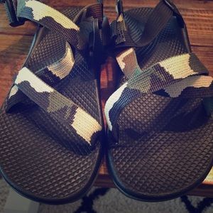 Boys camo Chacos